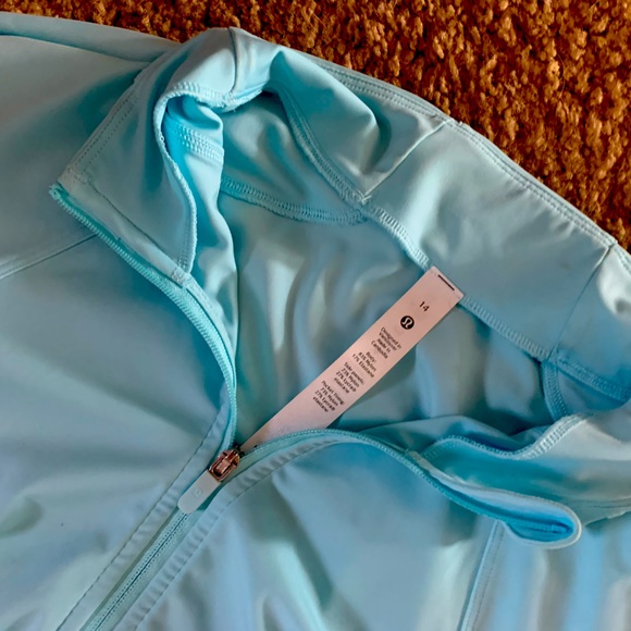 Blue lululemon jacket very comfy and cute fits nicely - Picture 3 of 3